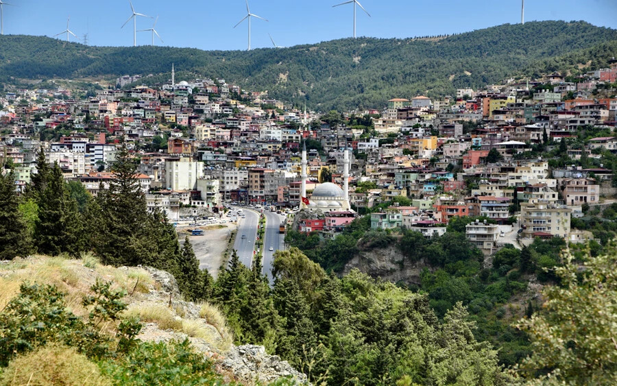 Erzin polgármestere szerint a város állapota a szigorú építési normák betartásának köszönhető. A geológusok szerint a talajszerkezet is hozzájárult a „szerencséhez“.