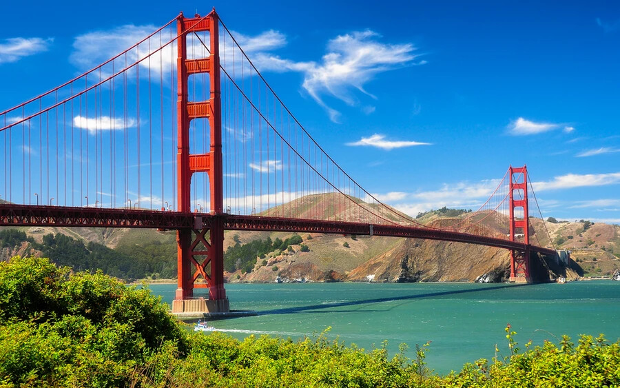 Golden Gate híd (San Francisco): A világ leghíresebb hídja egyben az Egyesült Államok egyik legismertebb szimbóluma is. A híd csaknem 3 kilométer hosszú, és 227 méter magas. Vörös színét egy különleges bevonatnak köszönheti, ami főként a rozsdásodástól védi a szerkezetet.