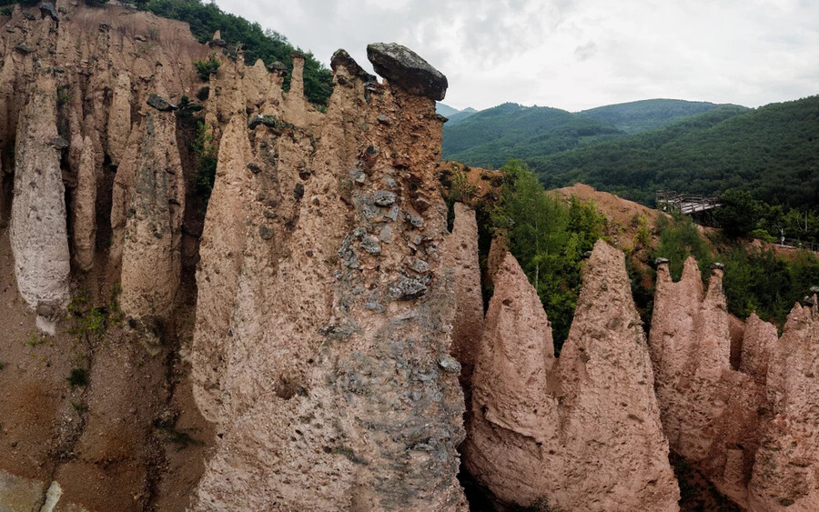 A szerbiai Đavolja Varoš az ördög városaként is ismert. Ez egy furcsa kinézetű sziklaképződmény, amely Kuršumlij közelében található Délkelet-Szerbiában. Bár azt állítják, hogy a sziklák sajátos formáját a talajerózió hozta létre, egy helyi legenda szerint ezek olyan emberek maradványai, akik részt vettek az ördög lakodalmán. 