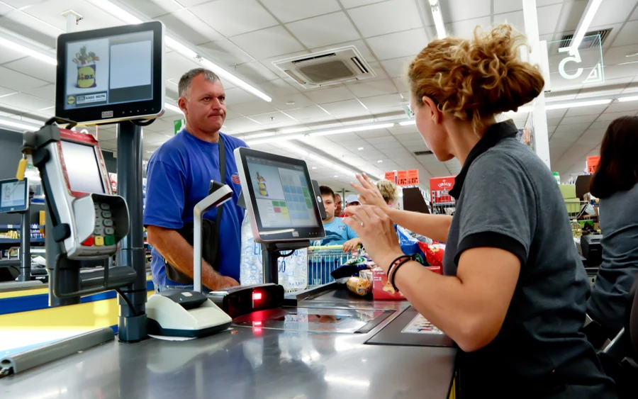 Miközben az árak általában emelkednek, a Lidl csökkenti őket, méghozzá hosszú időre! Egyes népszerű termékeknél legalább 10 százalékkal ment le az árral együtt.