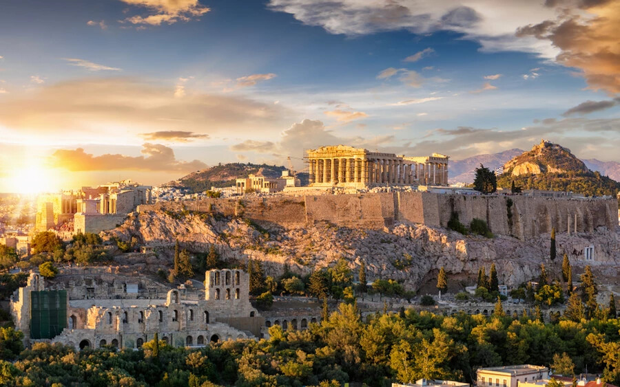 Akropolisz (Athén): A görögországi Akropolisz a világ egyik leglátogatottabb emlékműve, és nem is véletlenül. Az antik romegyüttes emléket állít az európai történelem egyik legizgalmasabb korszakának. A helyszín fő látványossága a Parthenón, egy Athéné istennő számára épített templom.