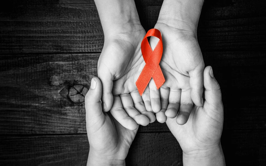  A humán immundeficiencia-vírus vagy rövidítve HIV az ember immunrendszerét támadja, elsősorban testnedvekkel, főleg vérrel terjed, és a halálos, AIDS-betegség okozója. Az új adatok szerint 2018 és 2021 között Európában többen fertőződtek meg a vírussal, mint ahogy azt a regisztrált esetek mutatják. A WHO erről december 1-jén, az AIDS elleni világnap alkalmával tájékoztatott. 