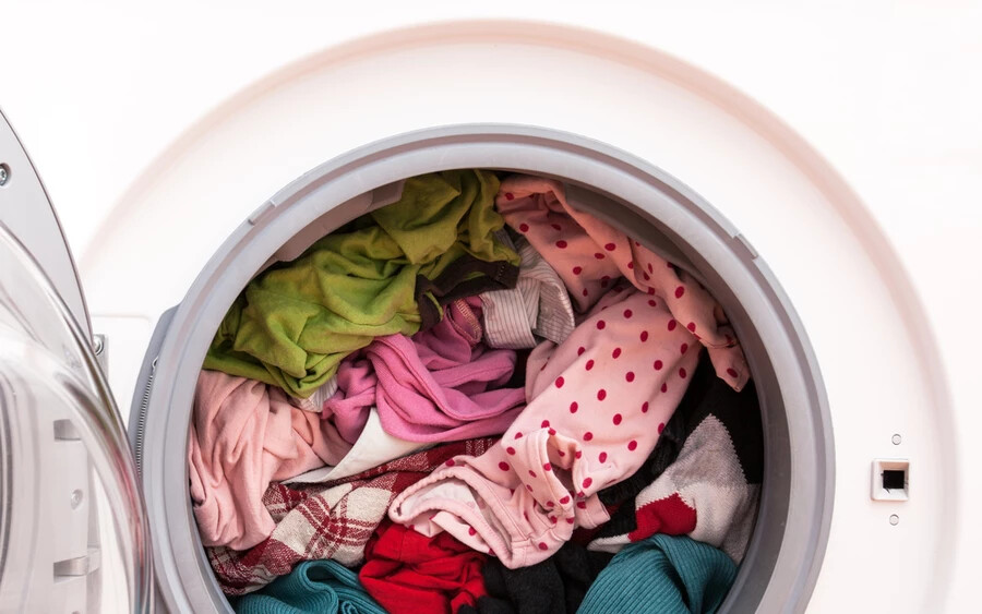 Ne tömje tele a mosógép dobját! Ha így tesz, a sok ruha egy nagy gombóccá gabalyodik össze mosás közben, így bennük maradhatnak a foltok. Az alultöltött dob viszont egyrészt gazdaságtalan, másrészt a mosógép meghibásodásához vezethet – az ideális eset valahol a kettő között van.