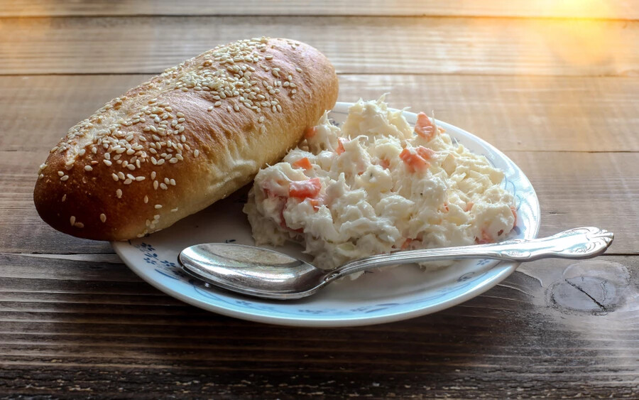 A szlovákiai finomság a 45. helyre került és 4 csillagot kapott az 5-ből. „A Treska egy hagyományos szlovák saláta, amely tőkehal, majonéz, hagyma, sárgarépa, ecet, mustár és fűszerek keverékéből készül” – írja róla a portál. 