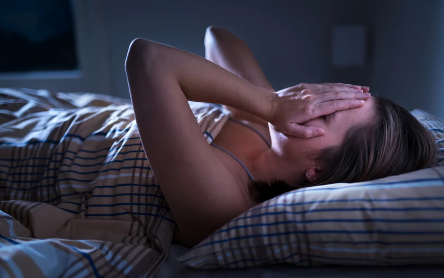 Egy alvásszakértő előállt egy egyszerű trükkel, amely segíthet, hogy gyorsabban elaludjon. Dr. Katherine Hall alváspszichológus szerint a csukló belső oldalának masszírozása lehet a megoldás.