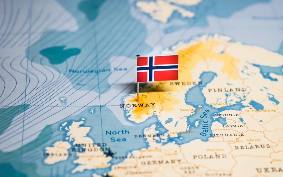 A tényleges nyugdíjkorhatár rendkívül változatos a korengedményes nyugdíjkorhatárhoz képest, amely a legtöbb európai országban a 62. életévüket betöltöttekre vonatkozik. Paradox módon a magas nyugdíjjal rendelkező országok lakosai – Norvégiában és Izlandon – legkésőbb 67 éves korukban mennek nyugdíjba. 