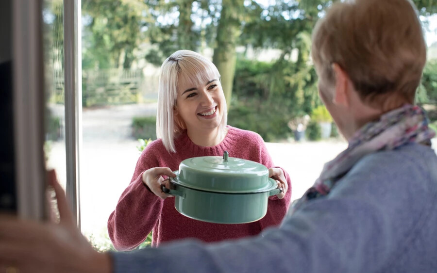 Amennyiben vendégsébe hívnak minket, illik megkérdezni, mit vigyünk magunkkal, és ha valami konkrétat kérnek, mindenképp vigyük magunkkal! Ne okozzunk kellemetlenséget azzal, ha esetleg pont az az étel vagy ital hiányzik az asztalról, amit éppen mi ígértünk. Ugyanakkor ne állítsunk be egy egész lefőzött menüsorral, ez sértő lehet a házigazdára nézve.