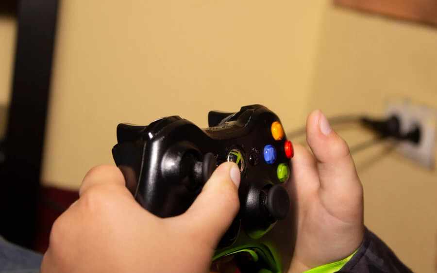 20 millió dolláros büntetésre ítélték a Microsoftot az Egyesült Államokban. A cég a Szövetségi Kereskedelmi Bizottság (FTC) szerint megsértette az amerikai gyermekek jogait védő törvényt, miután a kiskorú Xbox-felhasználók adatait gyűjtötte és tárolta – mindezt szülői beleegyezés nélkül.