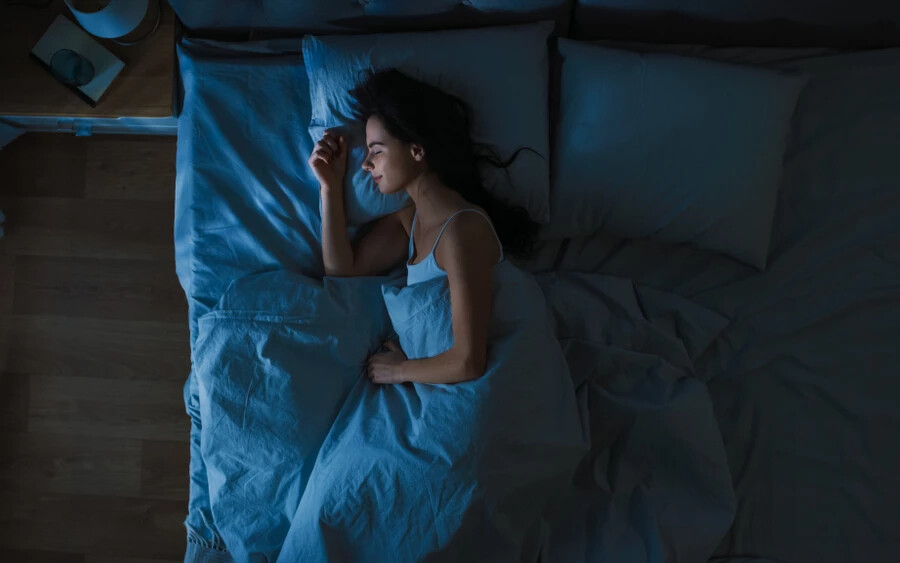 „A National Sleep Foundation általános alvási ajánlásait kilenc korcsoportra osztják. Minden korcsoporthoz tartozik egy optimális alváshossz“ – mondja a hivatal. Ezek az általánosan ajánlott értékek azonban egyénenként is eltérőek lehetnek, befolyásolhatja például az ember egészségi állapota és mindennapos tevékenységei.