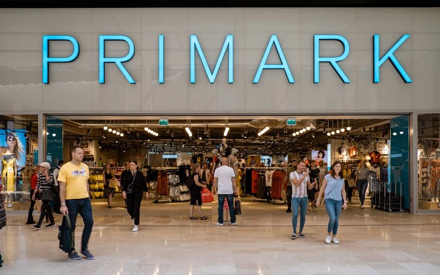 De ezzel még nincs vége. A Primark különböző juttatásokat is kínál alkalmazottainak, például elektronikus étkezési kártyát, munkavállalói kedvezményt, valamint pszichológiai, jogi és pénzügyi tanácsadást.