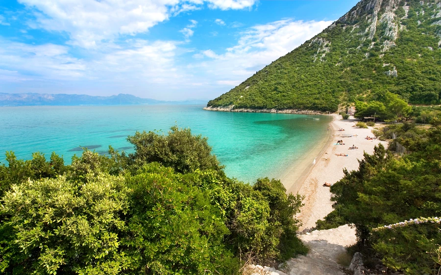 A Divna strand a dél-dalmáciai Peljesac-félszigeten található, egy eldugott hely, kristálytiszta vízzel és az Adriai-tengerre nyíló látványos kilátással. A strand csak csónakkal vagy hosszú gyalogtúrával érhető el, így csendes és eldugott úti cél.