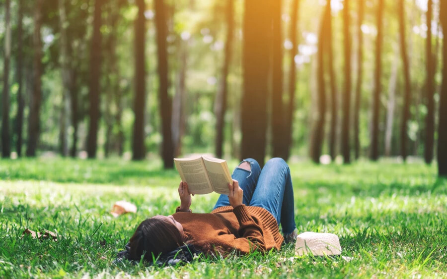 Amint „beszippant“ egy könyv, rögtön megfeledkezel a mindennapi feladatokról és problémákról – emiatt az olvasás hatékonyan enyhíti a stresszt. 