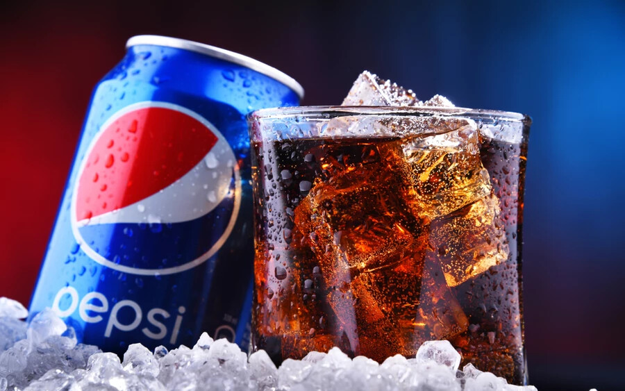 A Pepsi Colát létrehozó Caleb Davis Bradham saját patikájában kísérletezte ki a Coca-Colával ellentétben stimulánsokat nem tartalmazó üdítőt. Az 1893-ban elkészült ital kólamagot, vaníliát, cukrot, vizet és olajokat tartalmazott. Első forgalombakerülésekor a Brad’s Drink nevet kapta. 