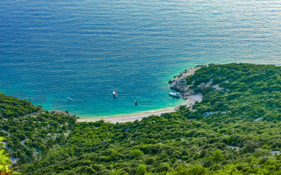 A Sveti Ivan strand egy eldugott strand, amely Cres szigetén található a horvátországi Kvarner régióban. A strand csak csónakkal vagy a meredek gyalogúton érhető el, így csendes és nyugodt úti cél. A kristálytiszta víz és a lenyűgöző sziklás partvonal ideális úszásra és búvárkodásra.