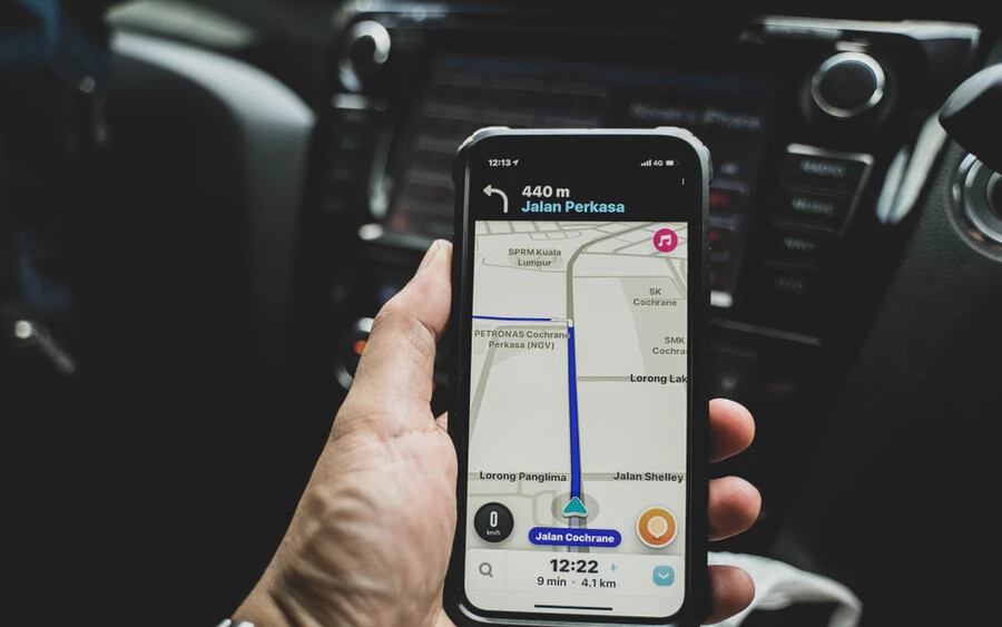 Amint arról a Topspeed beszámolt, a németországi törvények jelenleg úgy vannak kialakítva, hogy a járművezetőknek nem tiltják meg a Waze, a Google Maps, a Sygic vagy az Apple Maps használatát, de ha kiderül, hogy egy járművezető olyan funkciót használt, amely rendőrségi radarokra vagy járőrökre figyelmezteti, akkor komoly bírságra számíthat.