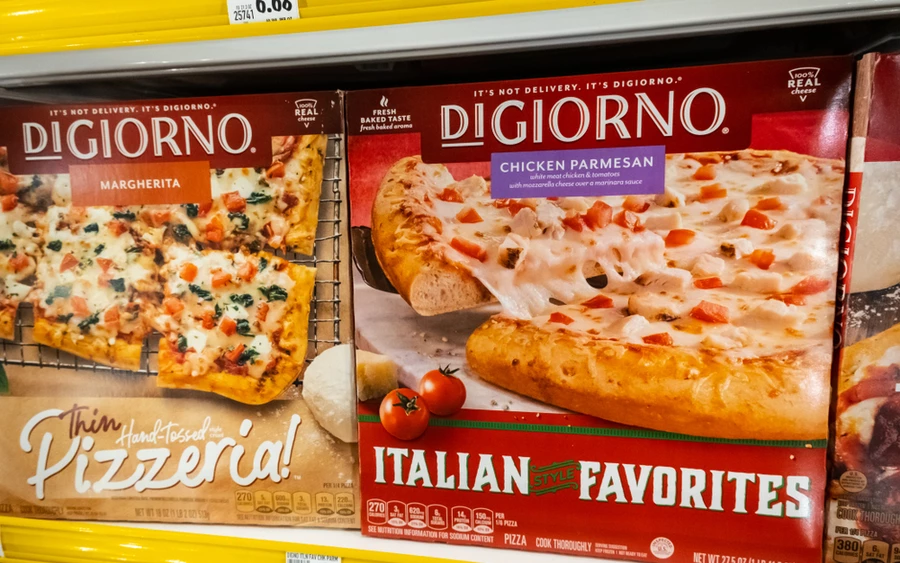 Az amerikai Kraft nevű cég 1995-ben forgalmazni kezdte a DiGiorno fagyasztott pizzát, melynek különlegessége az volt, hogy az étel tésztaszerű kérge sütés közben megemelkedett. Az USA-ban mindmáig ez az egyik legnépszerűbb mirelit termék.