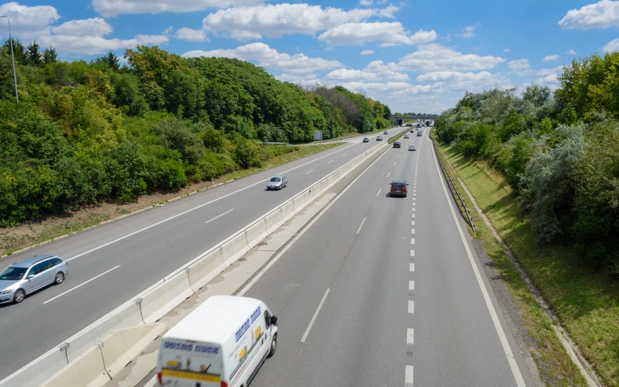 „A matricák árát 2025-től automatikus valorizációval határozzák meg, amely a fogyasztói árkritériumok és az autópálya-hálózat bővülése alapján működik majd. Az autósok így pontosan tudni fogják, hogy miért fizetnek” – mondta a cseh közlekedési miniszter.