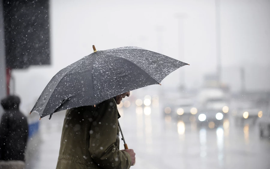 Szombaton sem javul az időjárás, továbbra is többnyire erősen felhős vagy borult lesz az ég, és több helyen esik az eső. A hőmérséklet 14 és 20 Celsius-fok közé emelkedik. Vasárnap változóan felhős idő várható, csapadék főként az ország északi felén várható.