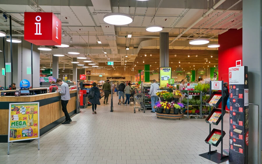 A Billa jelenleg az kiszállítás tesztelési fázisában van. A német Kaufland üzletlánc nyitott erre a lehetőségre. A Lidl viszont még nem gondolkodik az online élelmiszer-értékesítés bevezetésén.