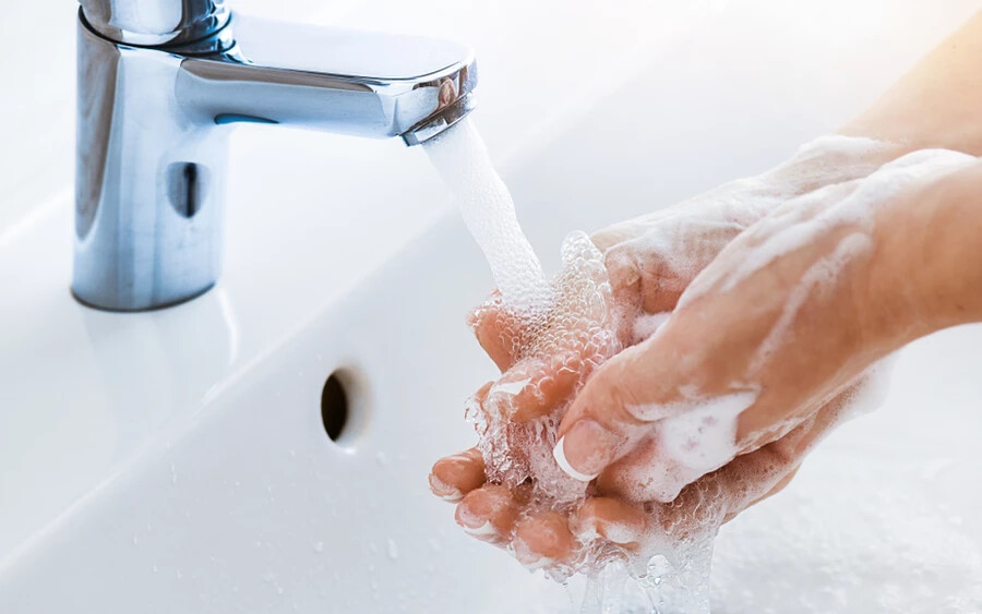 A kézmosás és a megfelelő higiéniai szokások betartása fontos a betegségek megelőzése érdekében. Ügyeljen arra, hogy gyakran mossa meg a kezét, különösen étkezés előtt és után, valamint, amennyiben lehetséges, próbálja kerülni a náthás emberekkel való közeli kapcsolatot.