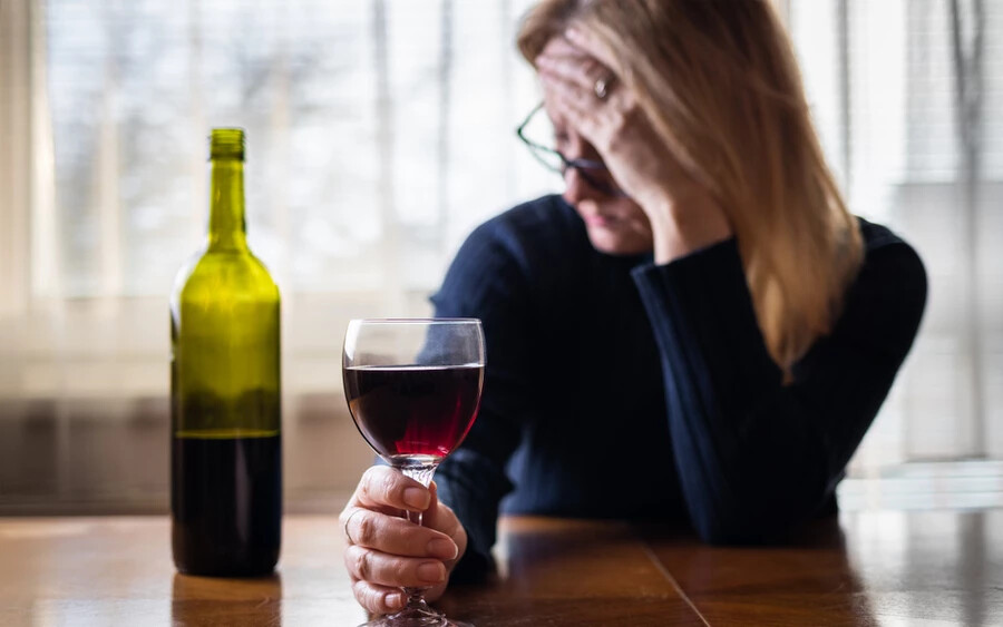 Ha rendszeresen túl sok alkoholt iszik, az gyengítheti az immunrendszerét, és ezáltal gyakrabban megbetegedhet. „A túl gyakori alkoholfogyasztás jelentősen csökkentheti a betegségekkel küzdő sejtek számát a vérében.” - tette hozzá. 