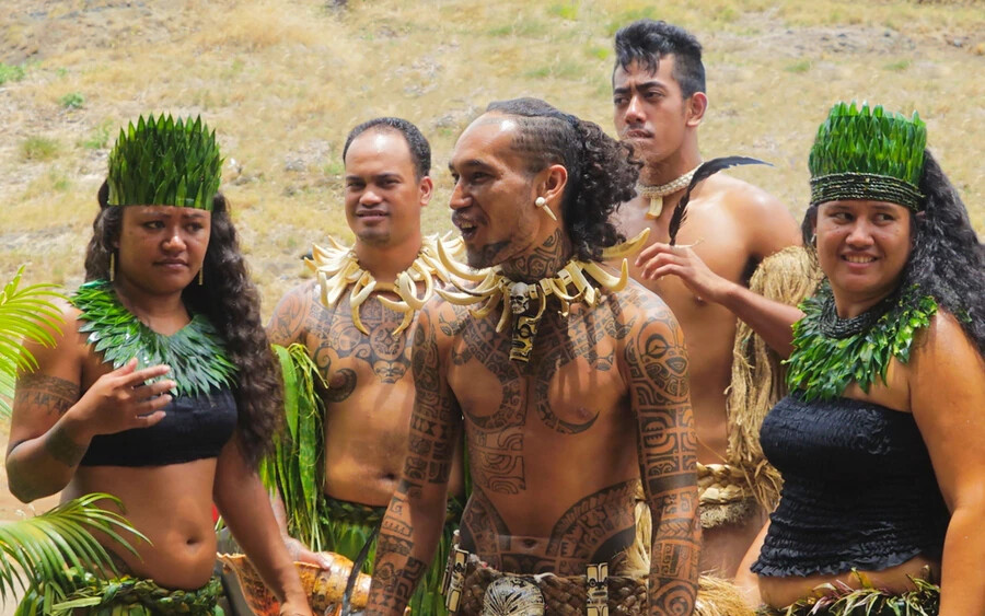 Mielőtt az európai telepesek megérkeztek volna, a maorik tetoválásai nem a számunkra ismeretes, festékes módszerrel készültek. A tetoválásokat apró pengékkel egyenesen az ember bőrébe vésték. A maorik nagy jelentőséget tulajdonítottak a tetoválásoknak, és nem volt két azonos a törzsön belül, ahogy két azonos ember sem. Minden tetoválás valami specifikus dolgot jelölt az adott személlyel kapcsolatban.