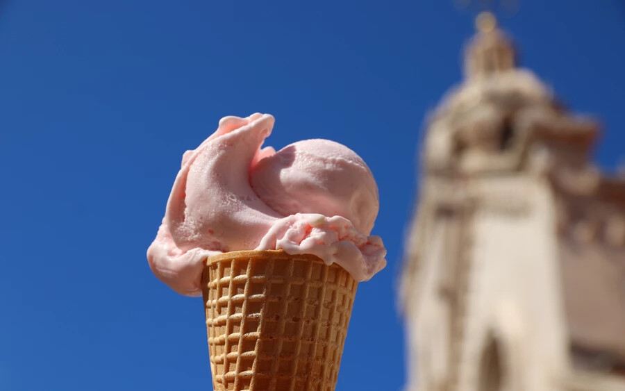 Az euró bevezetése óta Horvátországból egyre több hír érkezik az árak emelkedéséről. A Novinky hírportál szerint a horvátországi Dubrovnikban több mint négy eurót is fizethetünk egy gombóc fagylaltért.