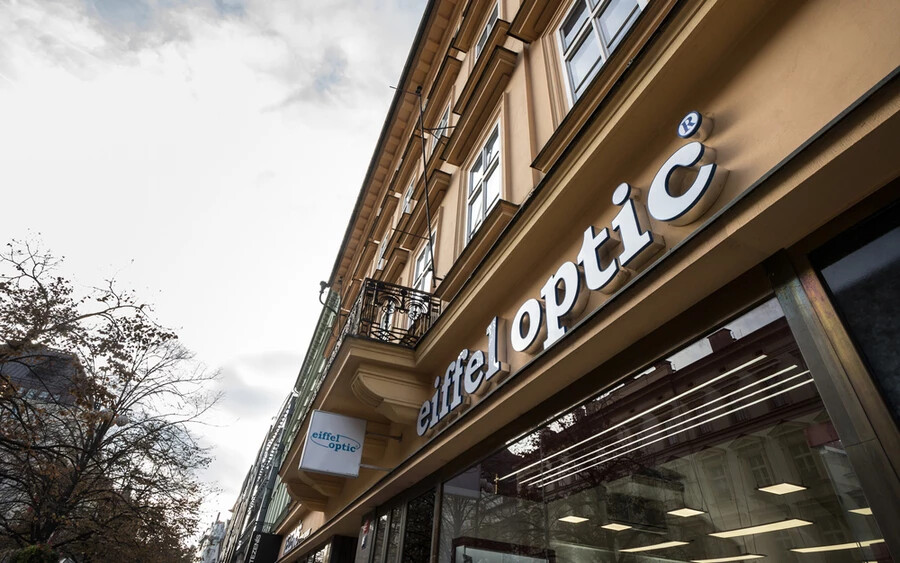 A Finstat.sk nyilvános adatai szerint a cég 2019-ben még több mint 25 ezer eurós nyereségről számolt be, de két év alatt 335 ezer eurós veszteségbe zuhant. Bevételei is több mint egymillió euróval csökkentek, és a Szociális Biztosítónak is tartozik. 