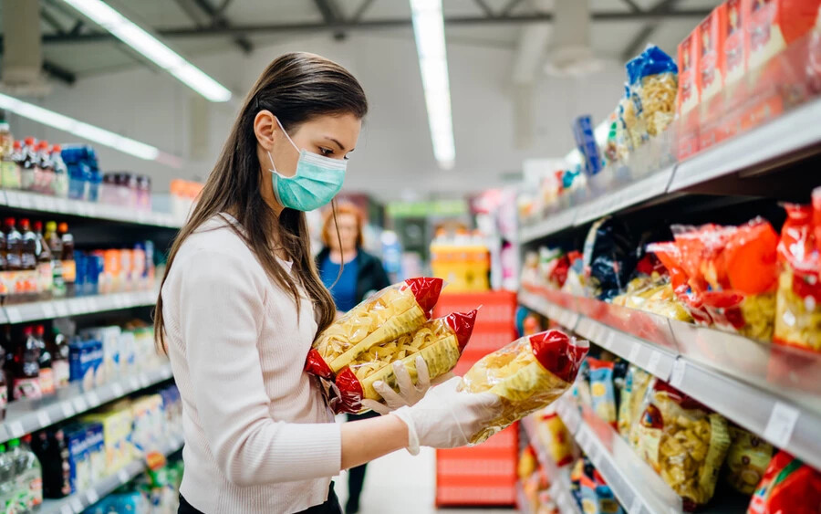 Tesztelje le, hogy valóban van-e ízbeli különbség kedvenc márkája és egy olcsóbb alternatíva között. Gyakran a szupermarket saját márkás termékei és a drágább árucikkek között ízbelileg semmi különbség nincs. Az választék a boltok polcain manapság nagyon változatos és csábításba eshetünk olyan dolgok megvásárlására, amelyekre valójában egyáltalán nincs szükségünk. Ne vásároljon valamit csak azért, mert olcsó vagy akciós.