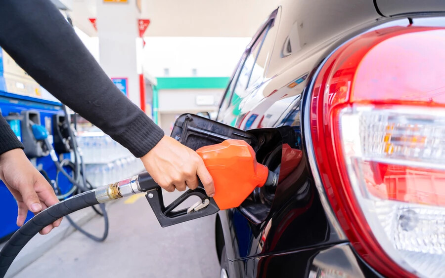 Az autópályákon a benzin literjéért 14,57 HRK-t, a dieselért pedig 14,06 HRK-t kell fizetni. A kormányzati intézkedés ideiglenesen két hétig érvényes.