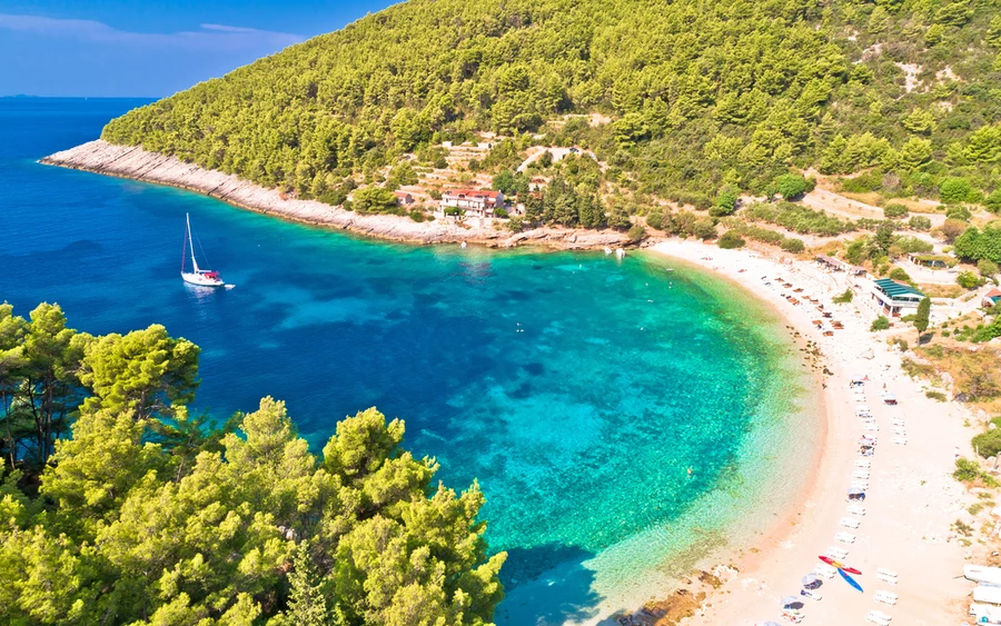 A Pupnatska Luka strandot a dél-dalmáciai Korcula szigetén található rejtett gyöngyszemnek is nevezik. A strand egy sziklákkal körülvett kis öböl, amely csak egy keskeny úton közelíthető meg. A kristálytiszta víz és a látványos kilátás ideális hely a fürdőzéshez és a pihenéshez. A kavicsos strand autóval az óvárosból körülbelül 20 perc alatt elérhető.