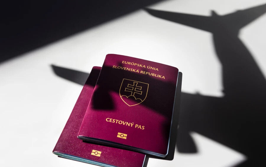 A szlovákiai polgárok útlevele az egyik legerősebb a világon, mivel a 10. helyen áll. A CNN azt írja, hogy az úgynevezett Nomad Passport Index szerint az útlevelek erősségét azzal mérik, hogy hány országba lehet elutazni az adott okmánnyal (a szlovák útlevéllel 182 országba lehet eljutni) vízumkérés nélkül.