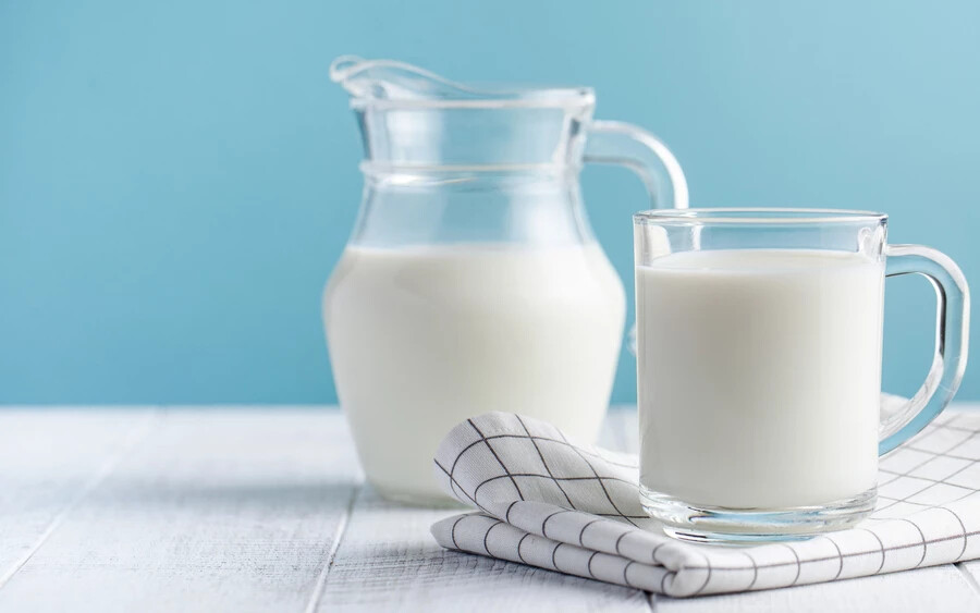 Az egyik ilyen élelmiszer, mely kapcsán mindez elmondható nem más, mint a tej. A gyártók általában olcsó összetevőkkel hígítják fel, például tejsavóval vagy növényi olajokkal, amellyel sok pénzt takarítanak meg.