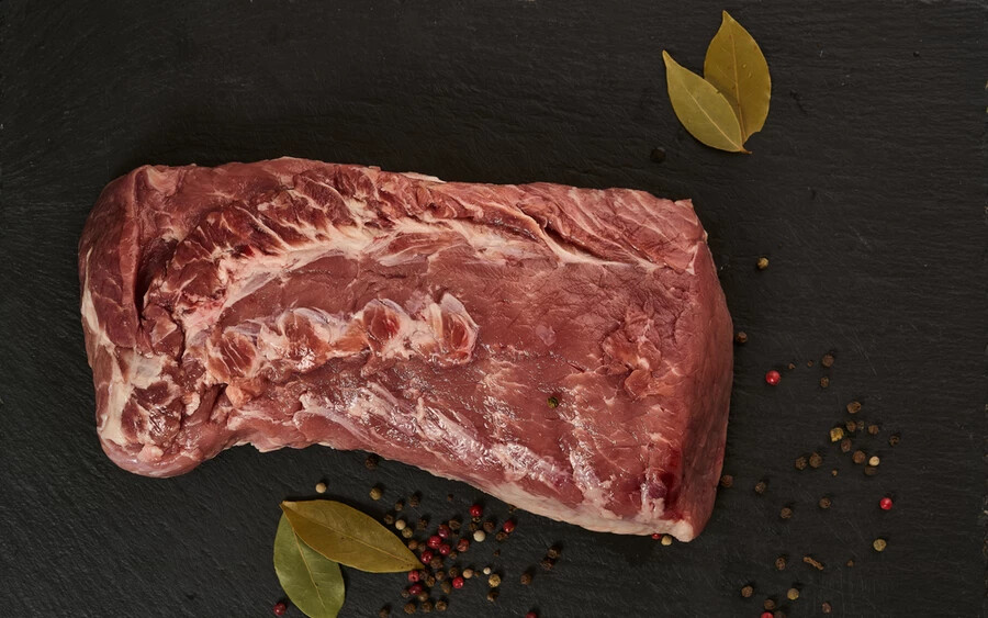 A vörös húsokat gyakran a szív egészsége érdekében orvosi javaslatra szükséges elhagyni, a dietetikusok szerint pedig legfeljebb heti kétszer, maximum 170 grammot szabad fogyasztani belőlük. A vörös húsokban található B-vitamin, cink és vas fontos szerepet tölt be szervezetünk működésében. Vásárláskor azonban érdemes a soványabb darabokat választani. 