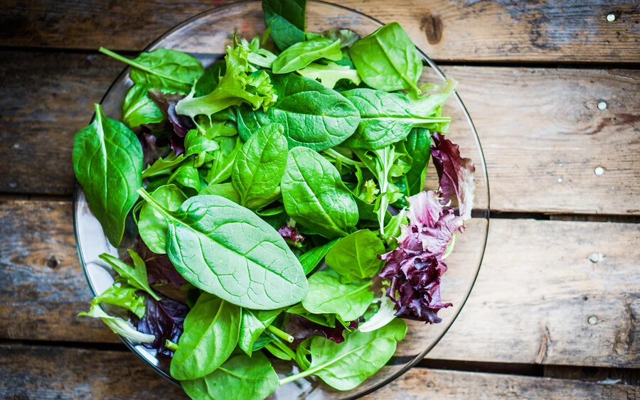 Zöld leveles zöldségek: A zöld leveles zöldségek, például a spenót, a kelkáposzta és a saláta nagyon magasak káliumban és magnéziumban, amelyek fontosak a vérnyomás szabályozásához.