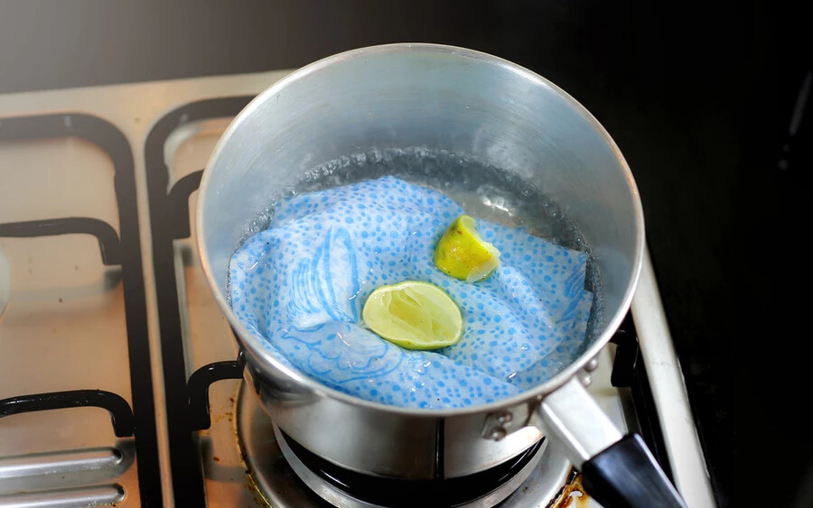 Vágjon fel 2-3 citromot és rakja bele a vízzel feltöltött elmosandó edénybe. A keverék rövid forralás után fellazítja a szennyeződéseket, melyeket súrolás nélkül is le tud majd törölni.