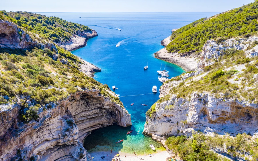 Ha nem akarunk lemondani Horvátországról, de nem akarunk sokat fizetni a nyaralásért, akkor érdemes elkerülni Vis szigetét vagy Dubrovnikot, Splitet, Hvart, Opatiját vagy Rovinjt. Itt ugyanis egy négytagú család legalább ezer eurót fizet egy egyhetes nyaralásért.