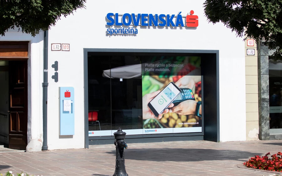 Mivel egyre több embert érint az, hogy „hónapról hónapra” él, a Slovenská sporiteľňa ezért júniustól kezdődően egy digitális innovációt vezet be alkalmazottai számára. Az dolgozók ezentúl a Palmapp alkalmazáson keresztül előleget igényelhetnek az aktuális havi fizetésükből. 