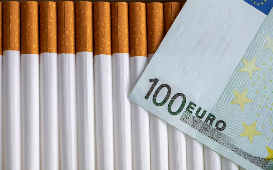 Februártól új, megemelt jövedéki adó vonatkozik a cigarettákra, a minisztérium szerint átlagosan 20, a beszerzők szerint azonban 30 centes emelkedésről van szó.