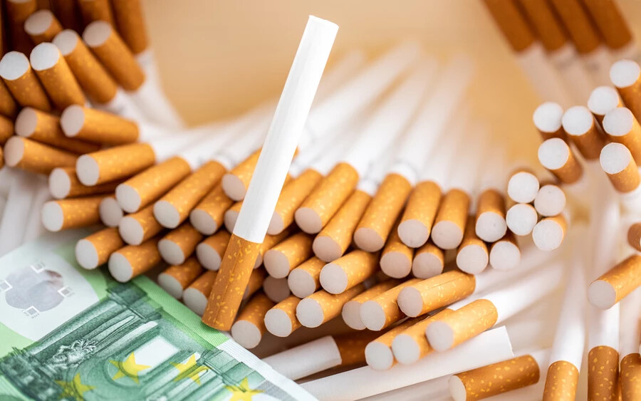 „Ennek a lépésnek az volt az oka, hogy a dohánytermékek árait a szomszédos országokkal összehasonlítható szintre hozzuk. A cél továbbá a lakosság egészségének védelme, és az adóbevételek stabilizálása is” – közölte a pénzügyminisztérium.