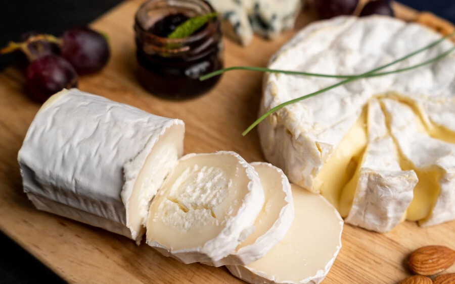 A lágy sajtok típusuktól függően 1-2 hétig állnak el. A keményebb sajtok, mint a gouda vagy a cheddar hosszabb ideig is alkalmasak fogyasztásra, mivel a penész nehezebben hatol át külső rétegeiken. Ezzel ellentétben a lágyabb sajtok, mint a kecskesajt, a ricotta vagy a feta érzékenyebbek a baktériumokra, ezért a szavatossági idő lejárta után a kukában a helyük.