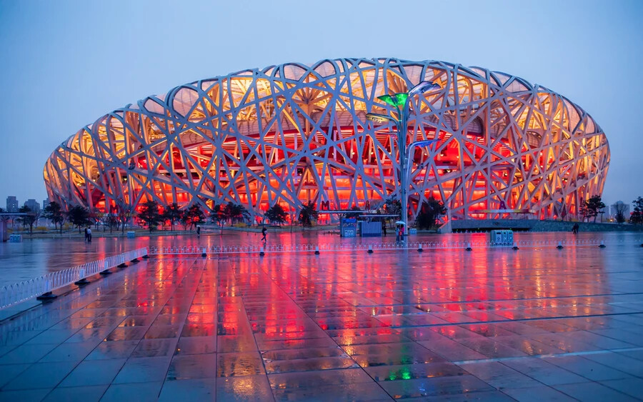 Pekingi Nemzeti Stadion, Kína: Az épület még a 2008-as olimpiai játékokra készült, és a maga idejében a világ legnagyobb beltéri helyszíne volt, valamint a legnagyobb acélstruktúrája, melyhez 26 kilométer acélt használtak fel. Köralakja az eget hivatott szimbolizálni.