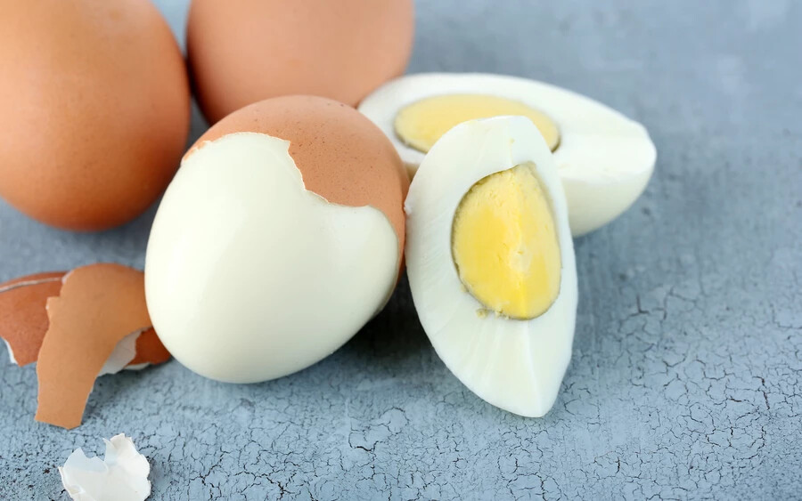 Leginkább akkor szokott zöldes lenni a tojás, amikor megfőzzük. De mégis mitől színeződik el a sárgája és a fehérje közötti rész? → 