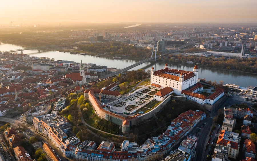 A lehetőségek között szóba jött a lámpák kikapcsolása az éjszaka közepén, a villamosok vagy trolibuszok korlátozása a városokban. A Városok és Települések Szövetsége szerint az önkormányzatoknak nem lesz pénzük az iskolákra és a sportra sem. Ha a kormány nem lép közbe - döntést kell hozni.