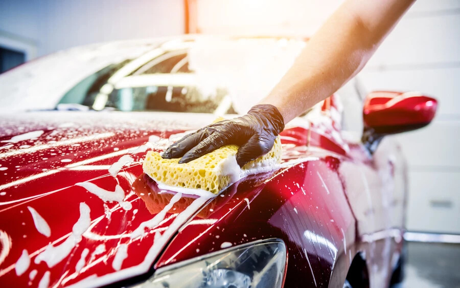Az autót nem csak azért ajánlott mosni, hogy szebb legyen. A felhalmozódott kosz csökkentheti a jármű külsejének védekezését a különféle maróanyagokkal szemben. A szakértők szerint ajánlott legalább havonta egyszer autót mosni.