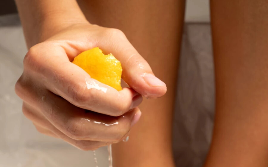 Ha szeretné eltávolítani a lábszagot, fürdés után masszírozza be talpát egy fél citrommal. 