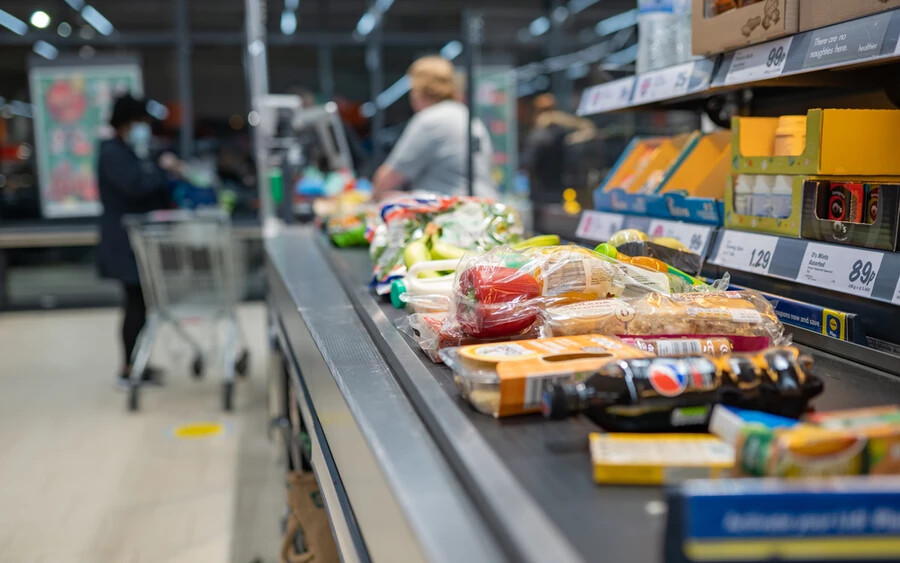 Az áruházláncok szerint az élelmiszerárak alakulását a közeljövőben azonban nehéz megjósolni. „Nagyon fontos lesz a szlovák kormány végső döntése arról, hogy miként kezeli az energiaválságot az egyes gazdasági ágazatokon belül, ami aztán meghatározza az árak stabilitását vagy instabilitását” – zárta Kuklová.