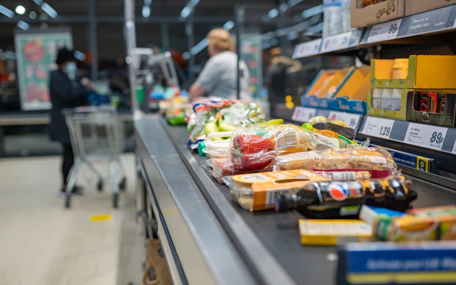 Csütörtötől továbbá a Lidlben olcsóbb csirkemellet is találunk, amelyet kilónként 4,99 euróért vásárolhatunk meg. A vásárlókat érdekelheti a 3,99 eurós sertéskolbász is, amely 50 centtel olcsóbb. A Gala piros alma, amelyet kilónként 0,79 euróért lehet megvásárolni, szintén közel 50%-kal olcsóbb lesz.