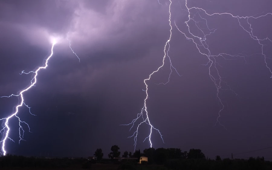 Az imeteo.sk szerint is szokatlan időjárásról beszélhetünk, hiszen ma nem sokkal 10:30 előtt egy második vihart is észleltek Szlovákia területén, mégpedig Ólubló (Stará Ľubovňa) közelében.