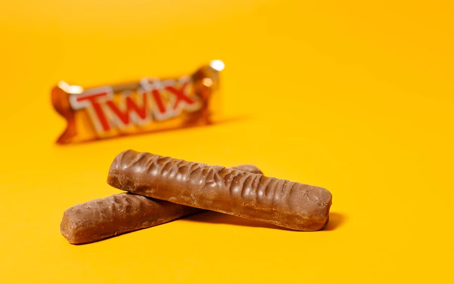 A Twix egy csokoládéval bevont karamellás-kekszes édesség, melyet könnyen megoszthatunk valakivel, akkor is, ha csak egy csomagnyi van nálunk. Éppen ezért feltételezik egyesek, hogy neve a „Twin-bisquit-stix“, azaz kekszrudacska-ikrek szókapcsolatból eredeztethető.